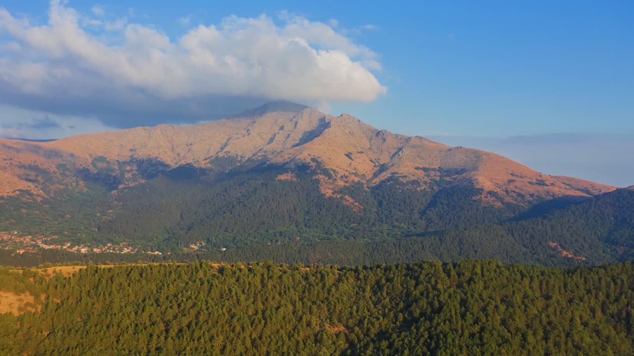 imágenes aéreas de lapso de tiempo de las nubes blancas que pasan sobre las montañas