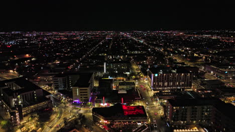 Tucson-Arizona-Aerial-V15-Drohnenüberflug-über-Die-Innenstadt-Entlang-Des-Broadway-Boulevard,-Aufnahme-Der-Nächtlichen-Stadtlandschaft-Und-Des-Pulsierenden-Nachtlebens-Mit-Beleuchteten-Straßen-Und-Gebäuden-–-Aufgenommen-Mit-Mavic-3-Cine-–-März-2022