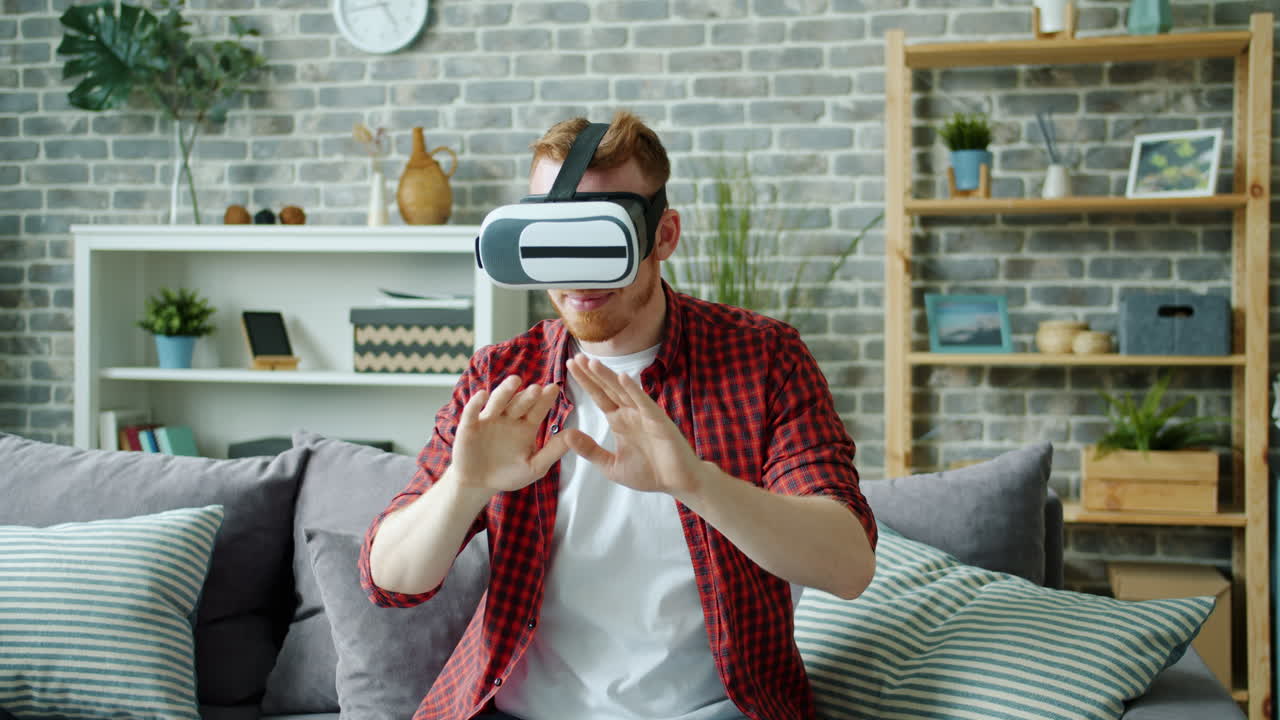 Uomo che indossa un auricolare VR che sperimenta la realtà virtuale