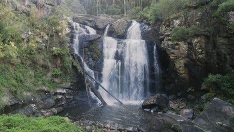 levantándose para revelar cascada en victoria australia