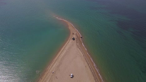 clip de inclinación de 4k sobre una península en la playa tropical de epanomi, halkidiki, grecia