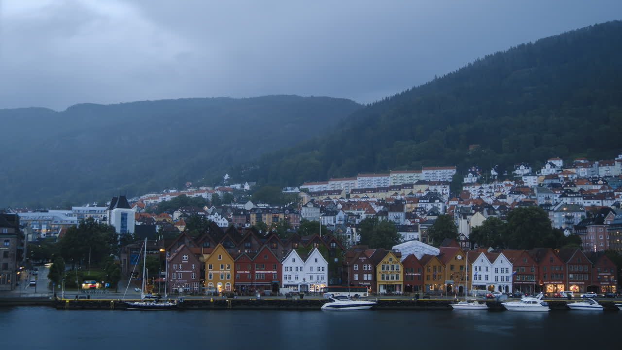 timelapse de la tarde de bergen, bryggen en noruega con fuertes lluvias