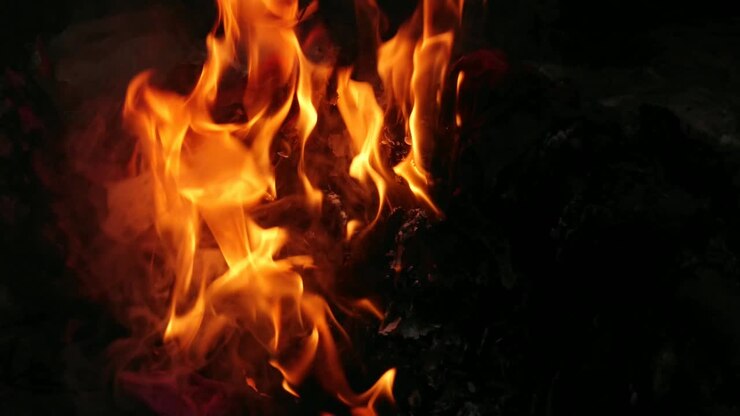 Movimento di fuoco intenso che brucia rifiuti