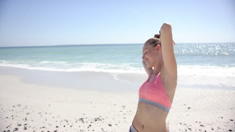 Eine-Junge-Kaukasische-Frau-Streckt-Sich-An-Einem-Sonnigen-Strand-Mit-Kopierraum