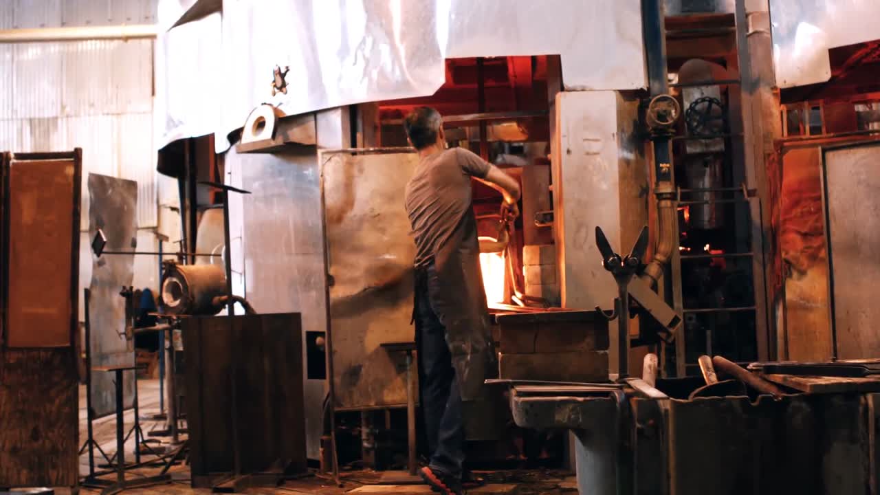 오븐에서 유리 조각을 불어넣는 유리 불기