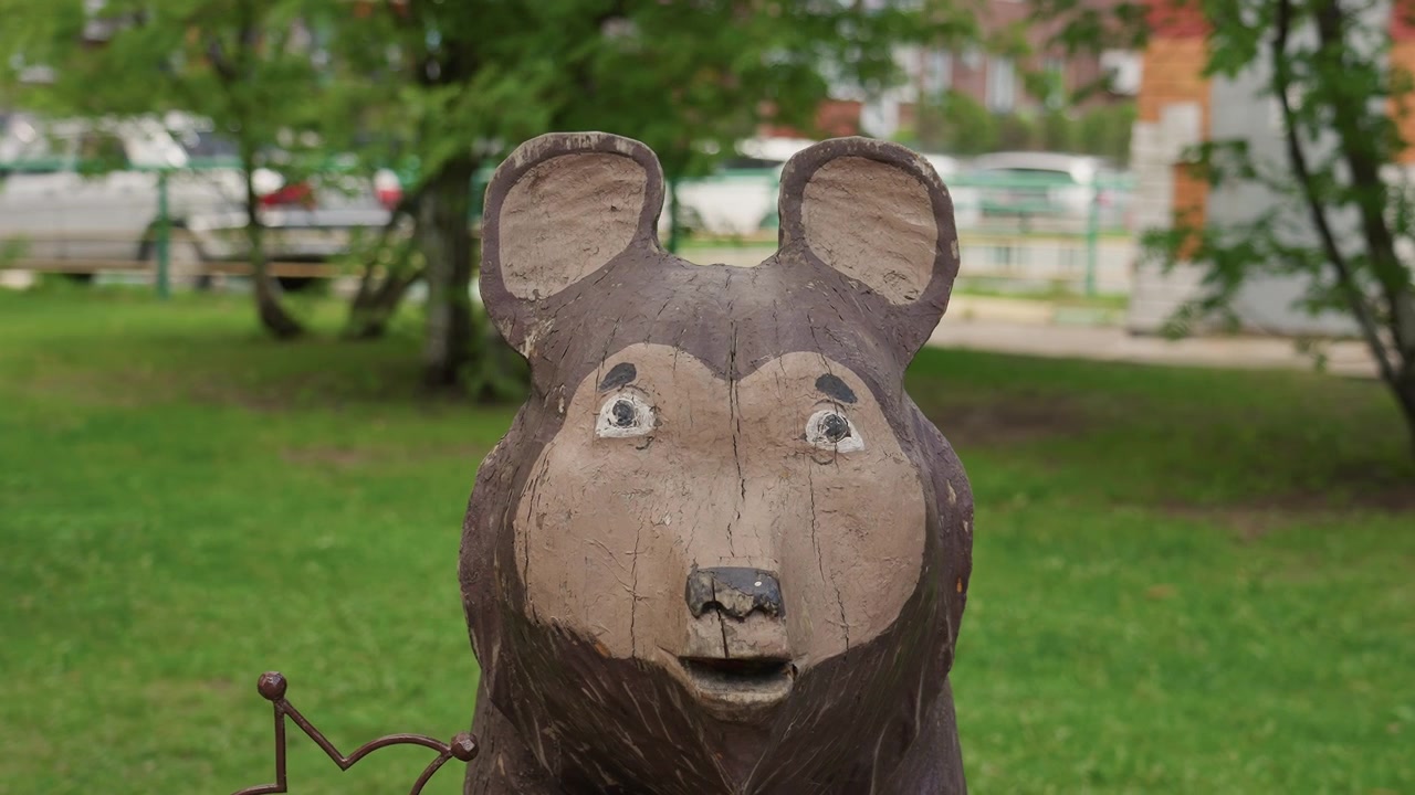 Escultura de Urso de Madeira Esculpida à Mão em Parque Infantil ao Ar Livre