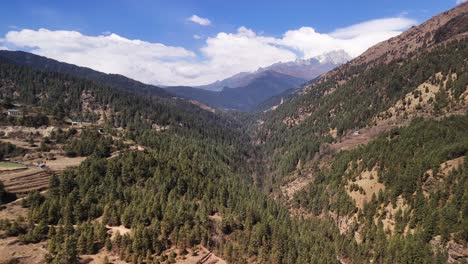 Serene-Mountain-Landscape-with-Terraced-Fields-and-Snow-Capped-Peaks-in-Nepal-Mountainous-Valley