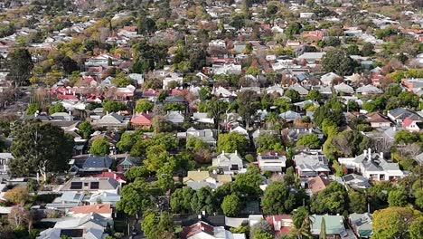 imágenes de drones sobre norwood y dulwich en el sur de australia, con casas suburbanas, árboles, negocios y calles