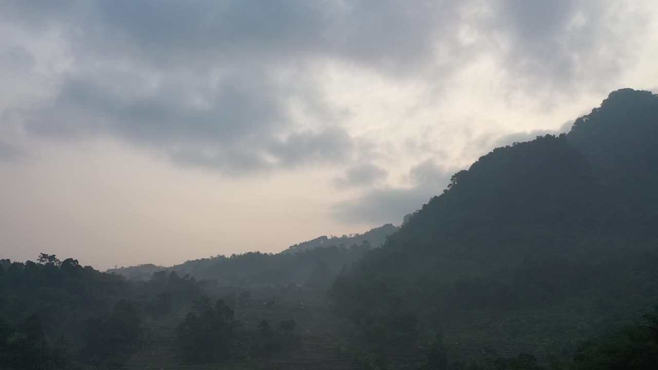 안개 가 가득 한 산악 풍경