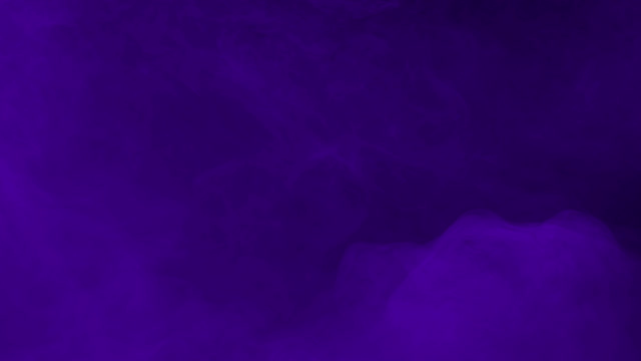 Nevoeiro e nuvens de fumaça densos nas cores índigo, violeta e roxo sobre fundo preto, em loop contínuo