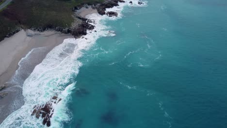 Volando-Sobre-Las-Olas-Rompiendo-En-Los-Acantilados-De-Arteixo,-La-Coruña,-Galicia,-España