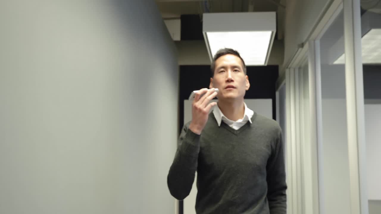 현대적인 사무실에서 일하는 비즈니스 전문가들