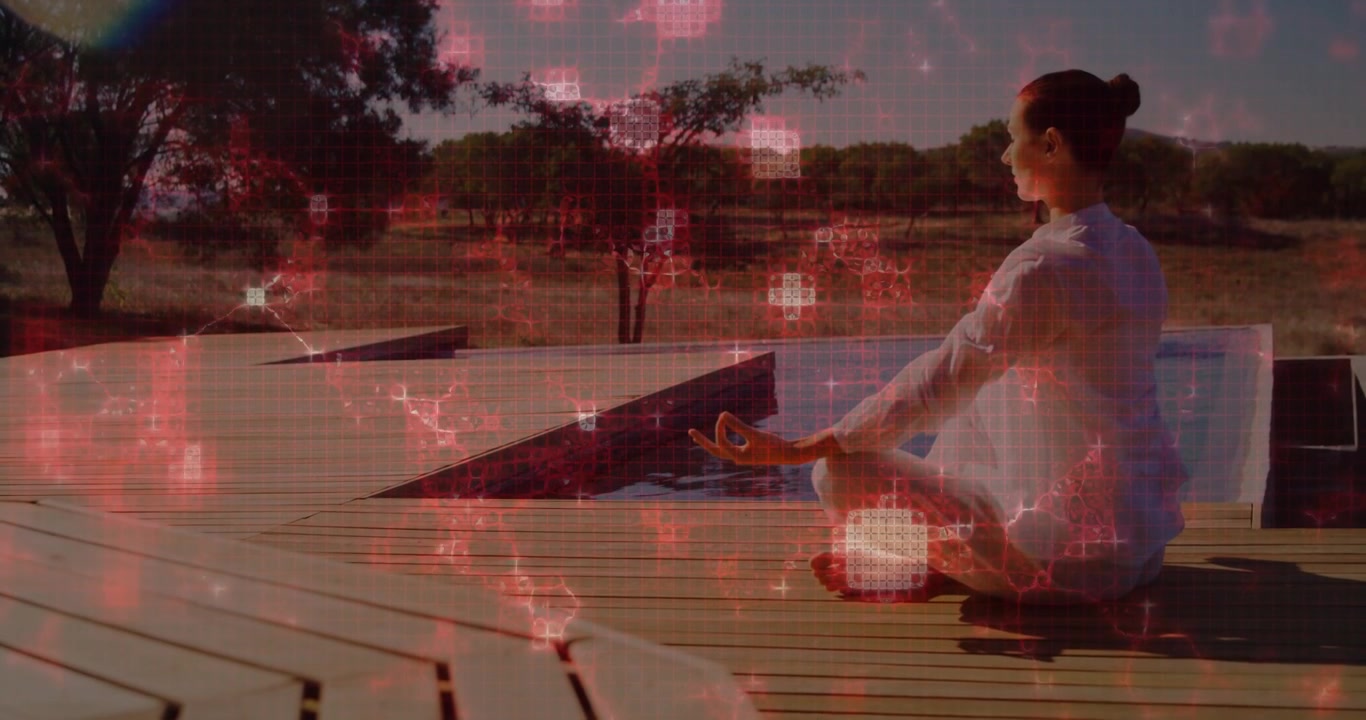 Mulher meditando para o bem-estar à beira da piscina, mudra guiado pela respiração enquanto cubos vermelhos flutuam sobre ela