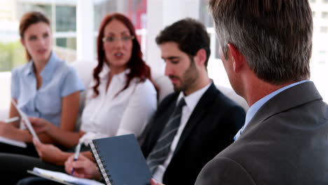 equipo de negocios sentado en el sofá teniendo una reunión