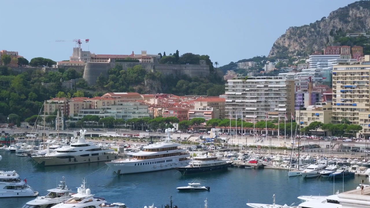 Ilmakuva korkeista rakennuksista peittämässä jyrkkää, kivistä rinnettä, Monte Carlo, Monaco.
