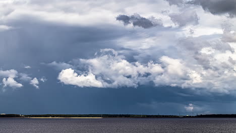 Tiro-De-Lapso-De-Tiempo-De-Nubes-Oscuras-Emergen-Sobre-El-Mar---Cambio-Climático