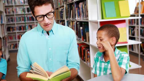 profesor leyendo un libro en la biblioteca