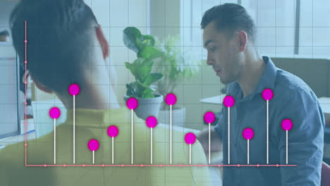 animación del procesamiento de datos sobre diversas personas de negocios que se reúnen en la oficina
