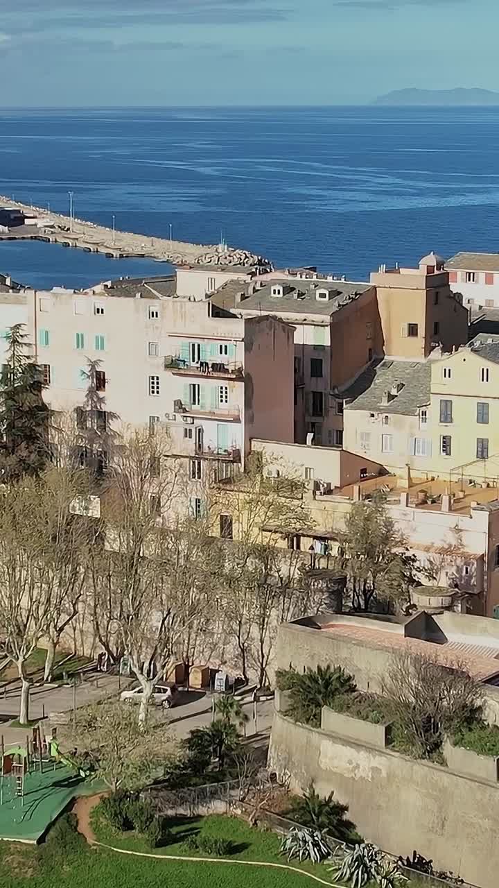 Turisti visitano la zona portuale di Bastia, in Corsica, Francia, durante una giornata di sole