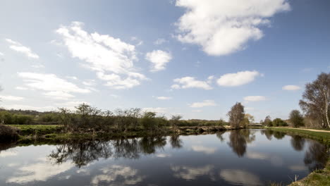 Lapso-De-Tiempo-De-Un-Canal-En-Un-Día-Impresionante-En-El-Norte-De-Inglaterra