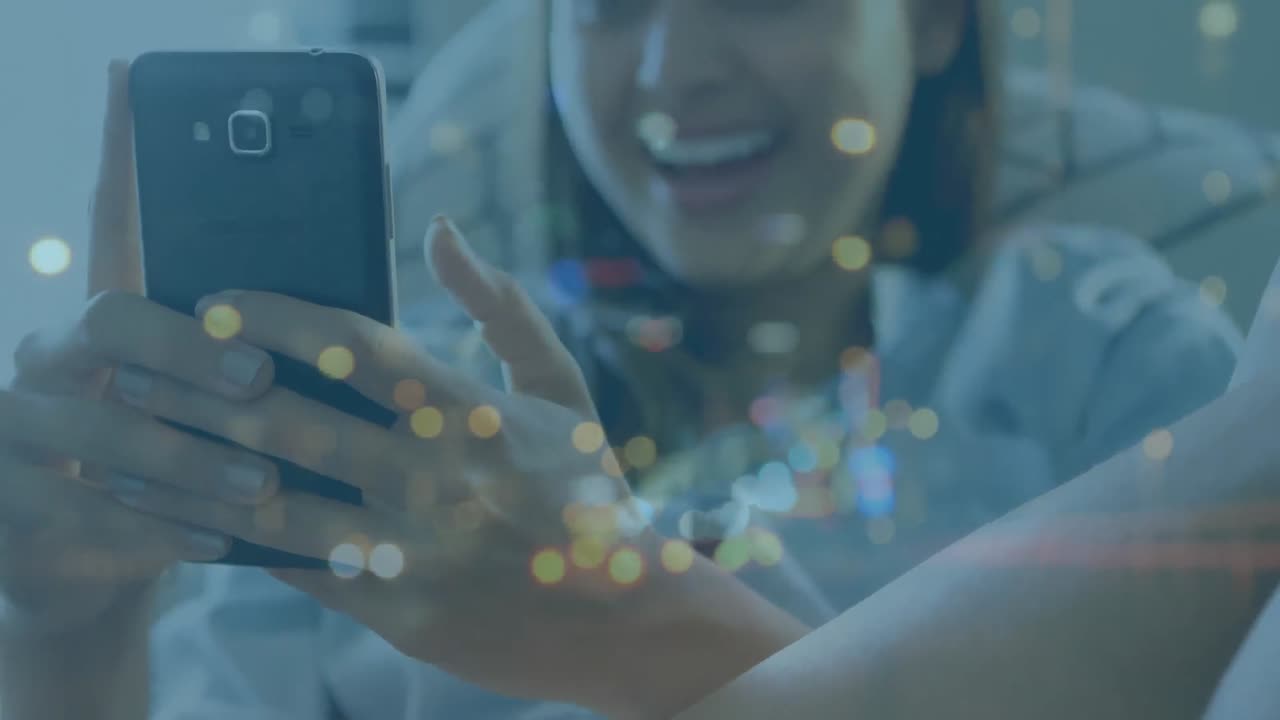 mujer usando el teléfono inteligente y el paisaje urbano