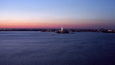 Increíble-Y-única-Toma-De-La-Estatua-De-La-Libertad-Iluminada-Al-Atardecer,-Ciudad-De-Nueva-York