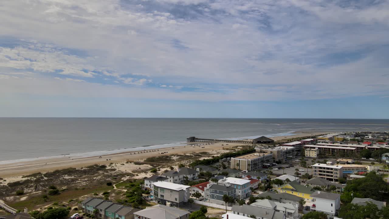 Ripresa panoramica con drone dell'estremità meridionale dell'isola di Tybee nella Georgia costiera