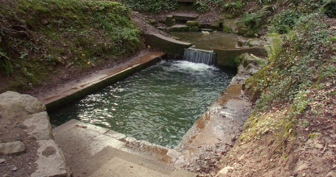 Tomada com zoom amplo do poço de São Dyfnog, em Denbigh, Denbighshire