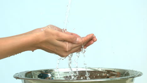 frau wäscht ihre hände unter einem wasserstrom in einem waschbecken