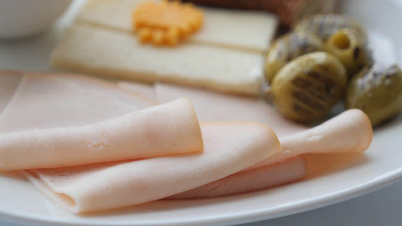 Salami pølse skåret i tynde skiver