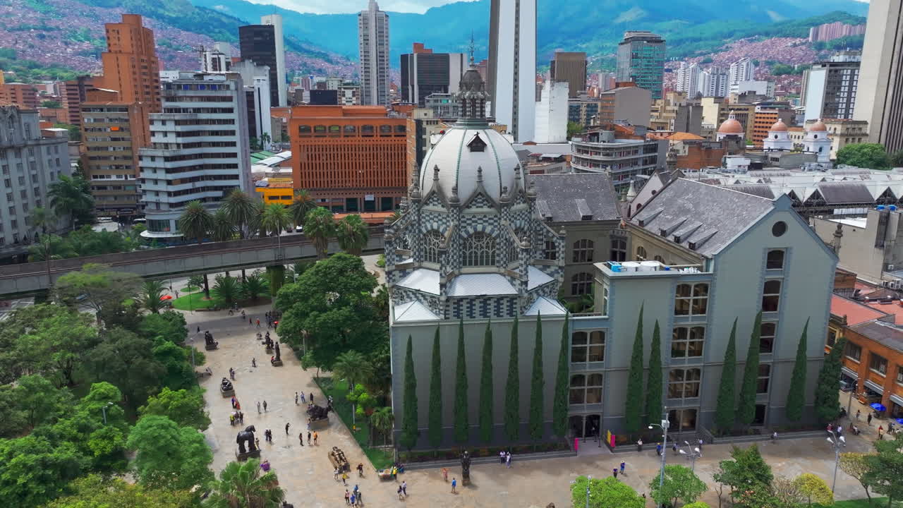 Vista de drone do antigo edifício da Estação Ferroviária de Antioquia em Medellín, Colômbia, capturando sua arquitetura histórica, cenário urbano e presença como marco cultural de cima