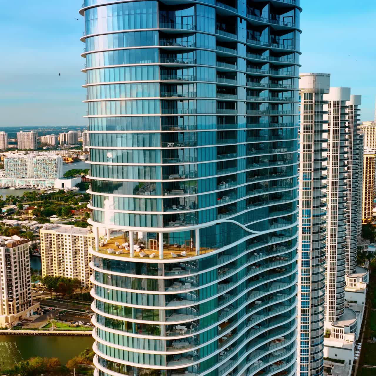Fila di splendidi grattacieli sulla costa di Miami Beach. Panorama mozzafiato della città dall'alto.