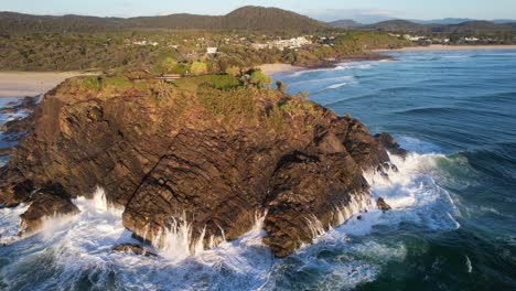 olas ásperas chocando contra el rocoso promontorio de norries cerca de la playa de cabarita en nsw, australia