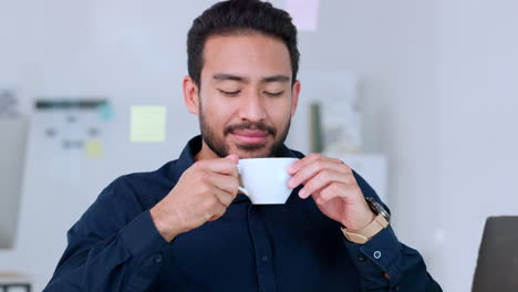 un hombre de negocios disfrutando de su café.