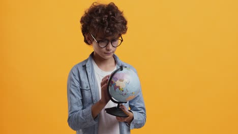 niño estudiando un globo
