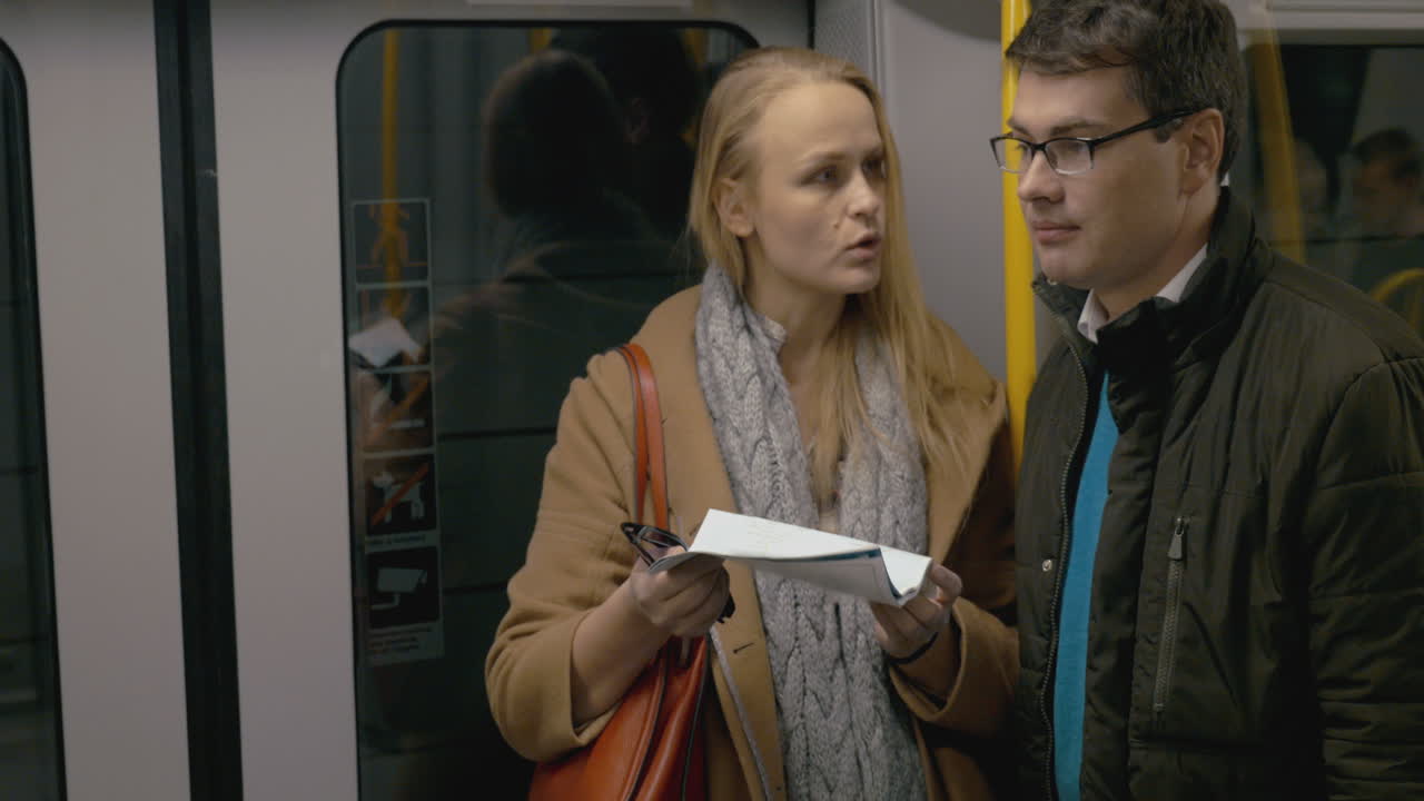 туристическая пара с путеводителем по достопримечательностям