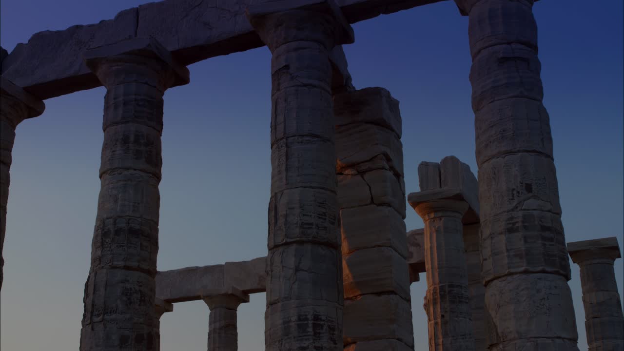 Maestose colonne di un antico tempio contro il cielo crepuscolare