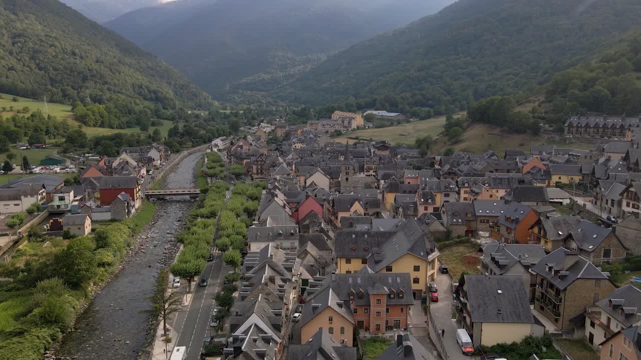 매혹적인 드론 비행은 피레네 산맥에 자리 잡은 그림 같은 스페인 마을을 조용히 여행합니다. 아래의 활기찬 삶을 밝히기 위해 부드럽게 기울입니다.