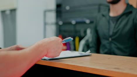 mano, firma y membresía de gimnasio con un hombre