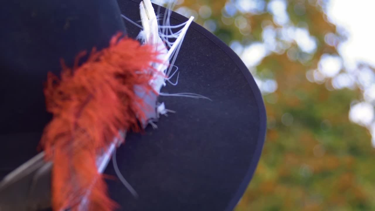 빨간색과  ⁇ 색의  ⁇ 털이 달린 구형  ⁇  모자의 클로즈업