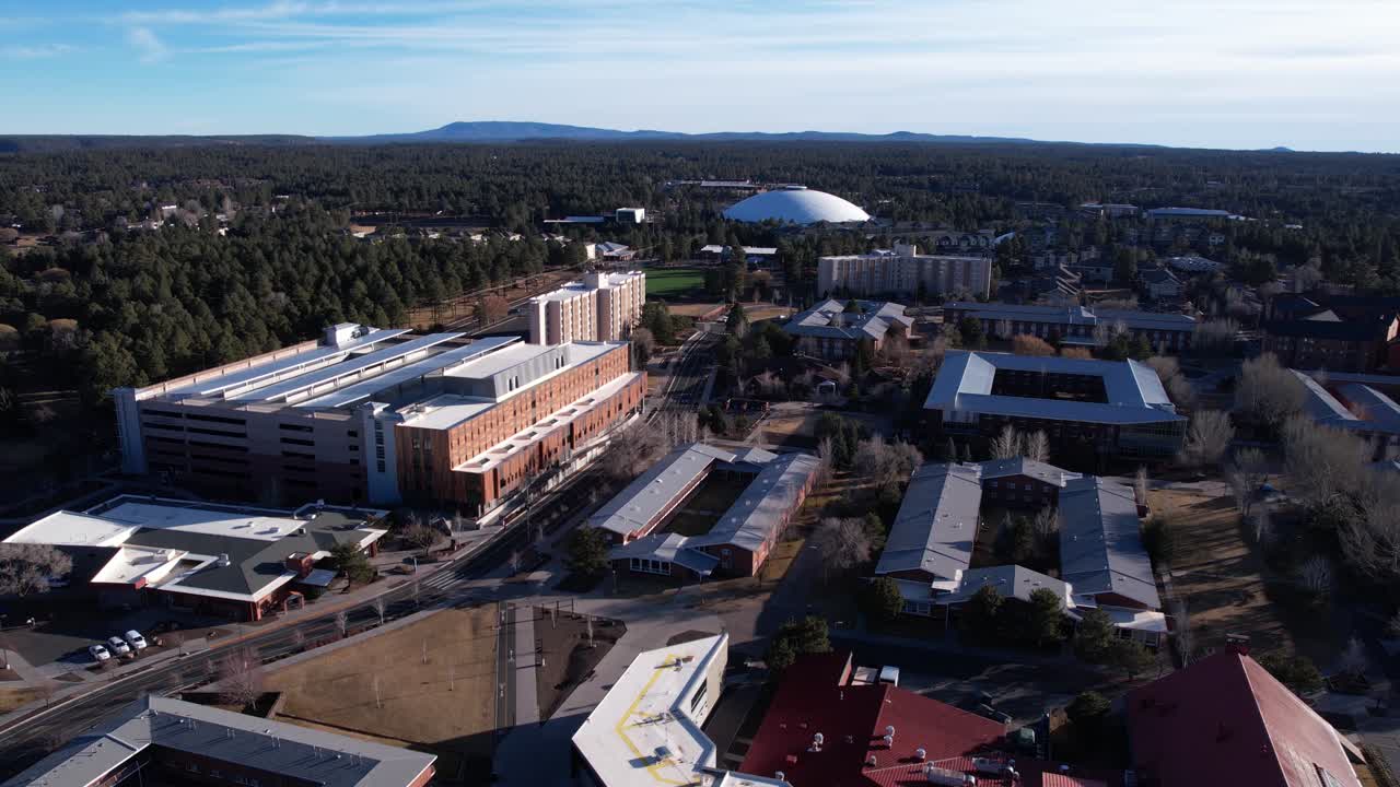 tomada de avión no tripulado de los edificios del campus de la universidad del norte de arizona, flagstaff, estados unidos, edificios de dormitorios y salones