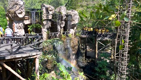 personas explorando escénicas cascadas en el zoológico abierto