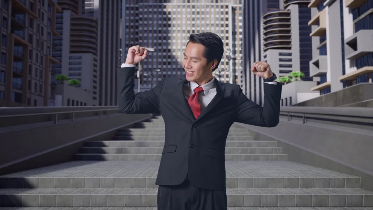 un hombre de negocios asiático sonríe y flexiona los músculos en la ciudad