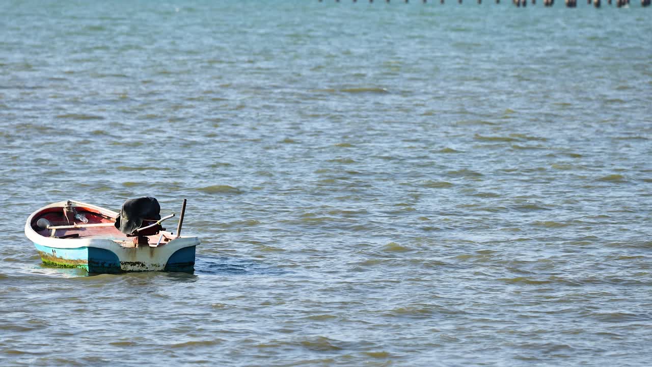 평온 한 물 에 있는 작은 시 배