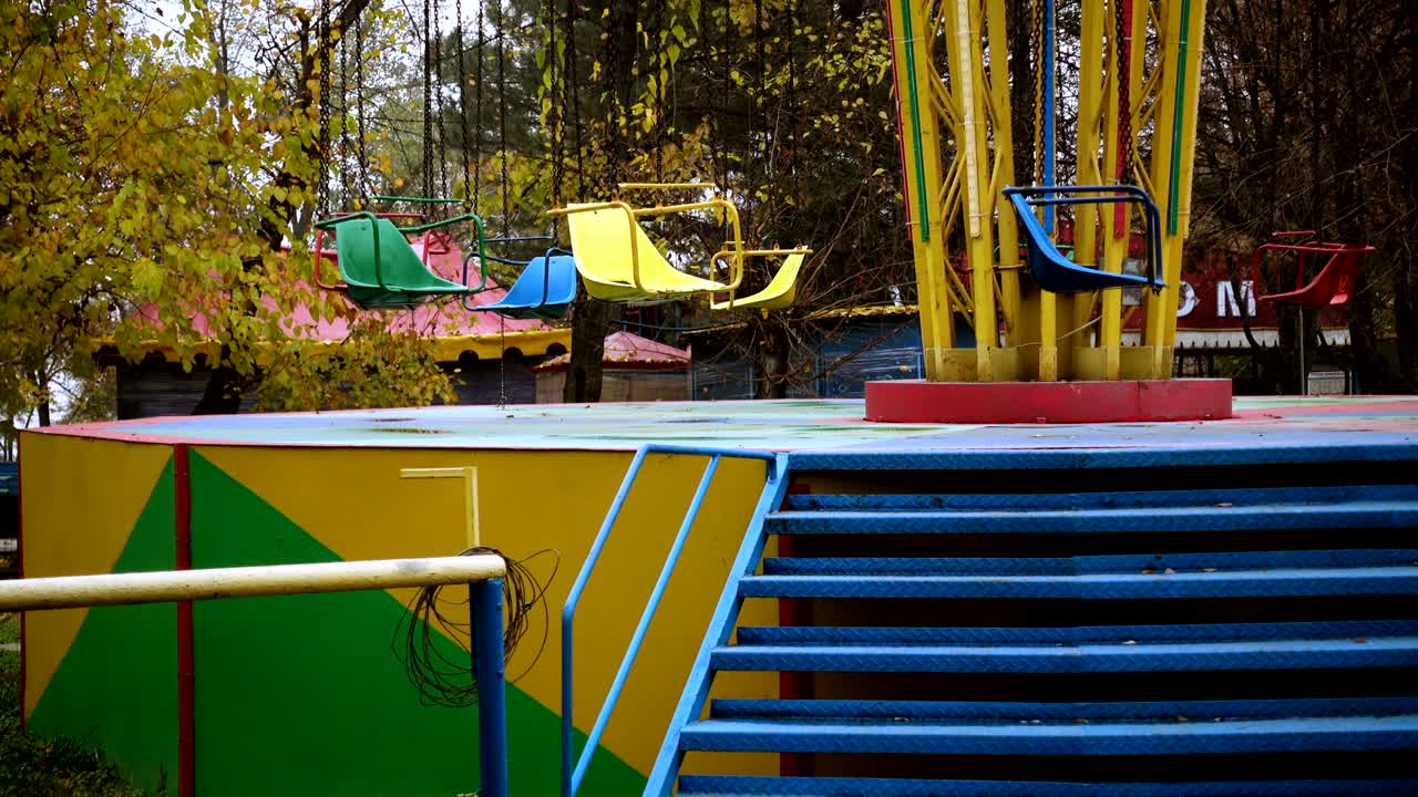 가을 공원에서  빈 구식 카루셀