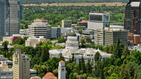 Ciudad-De-Sacramento-California-Aérea-V4-Cinemático-Volar-Alrededor-Del-Histórico-Edificio-Del-Capitolio-Estatal-Capturando-Detalles-Arquitectónicos-Y-Vista-Del-Paisaje-Urbano-Del-Centro---Filmado-Con-Cine-Mavic-3---Junio-De-2022