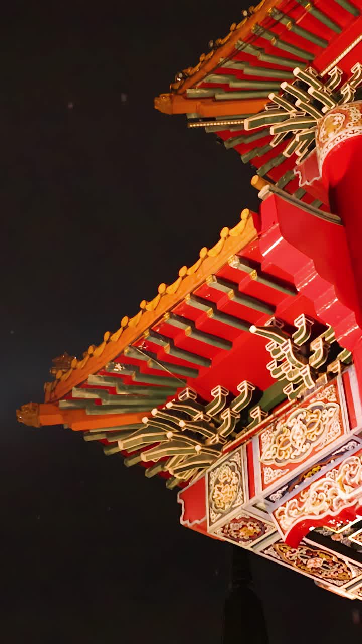 Kameraet vipper op ad en udsmykket rød Chinatown-port, natscene, dramatisk belysning, indviklede arkitektoniske detaljer.