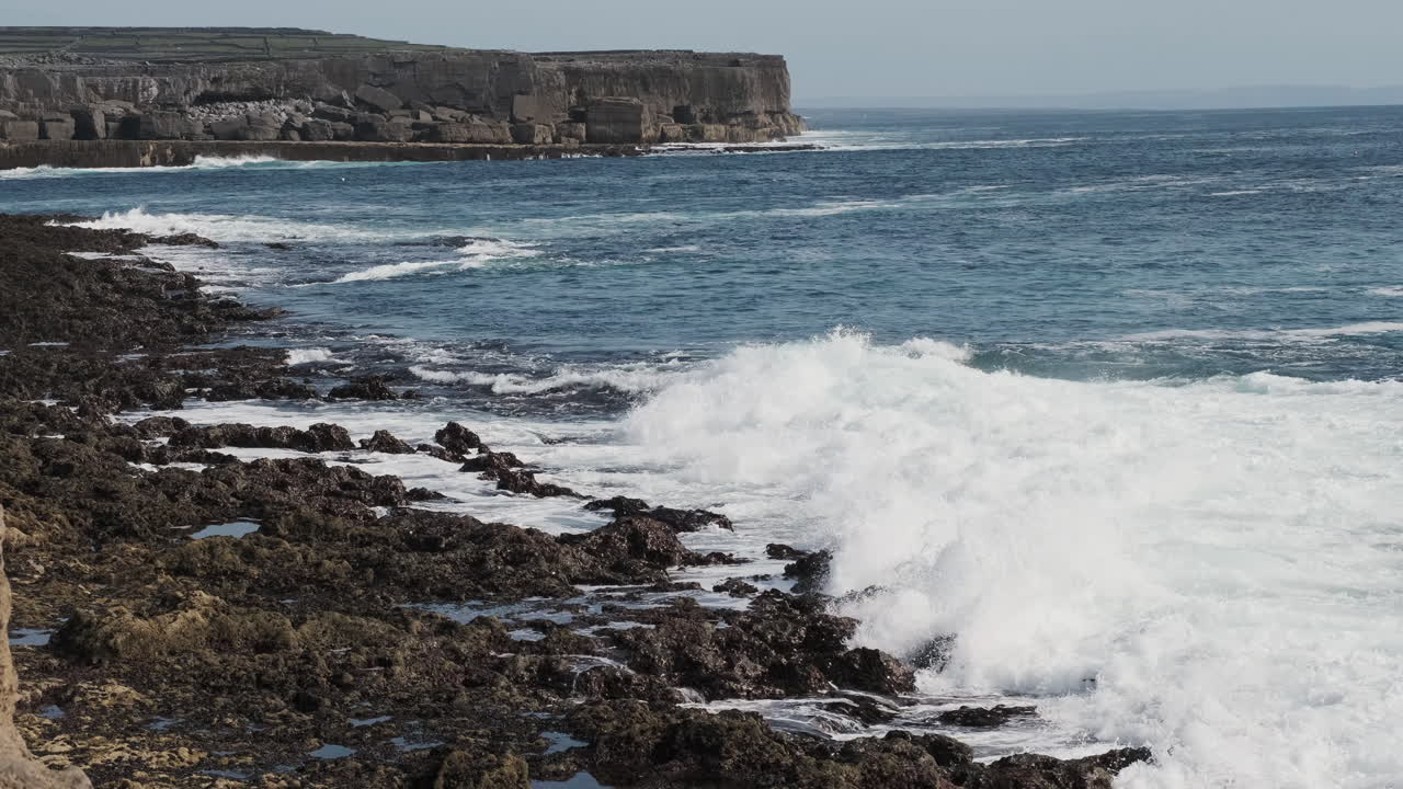 olas del mar rompiendo en la costa rocosa de la isla de inishmore en irlanda