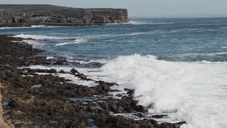 vagues de la mer se brisant sur la côte rocheuse de l'île d'inishmore en irlande