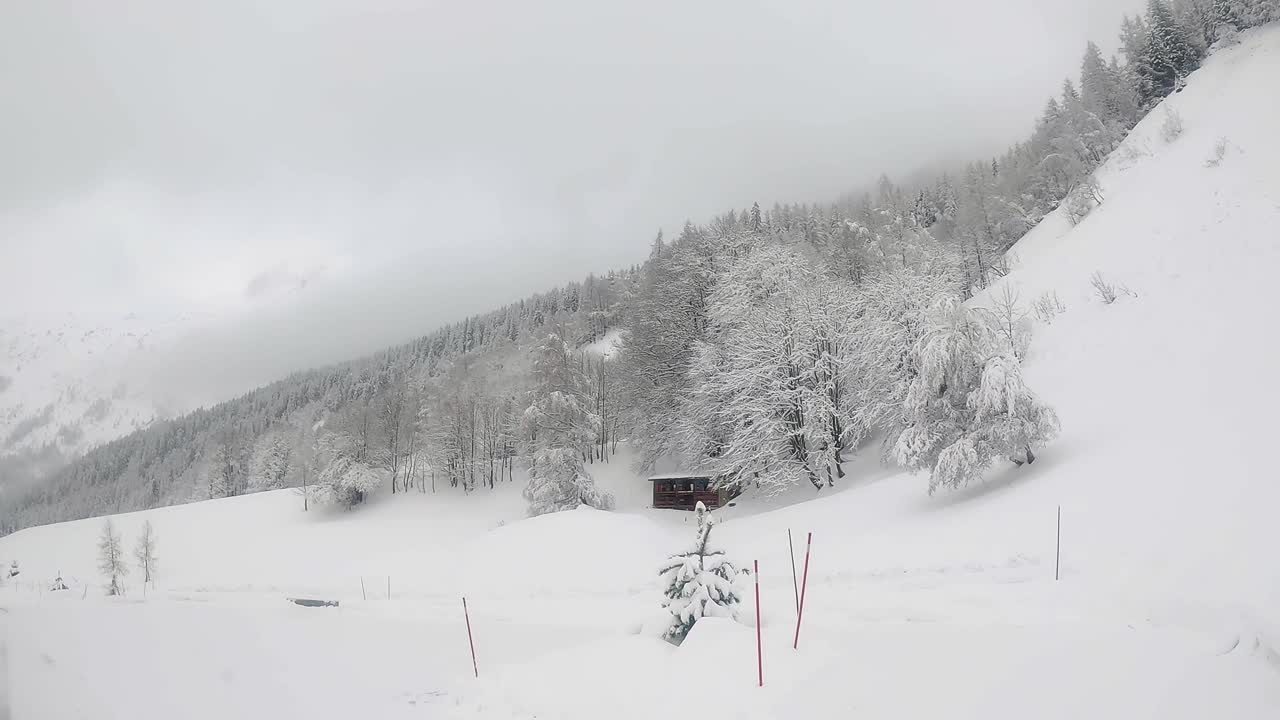 눈 인 산기??, 눈으로 인 나무, 가운 눈보라, 구름이 가득한 하늘 사이에서 경치 좋은 느린 오두막